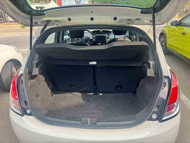 Lancia Ypsilon 1.0 FireFly S&S Hybrid Alberta Ferretti - foto 4 di 4