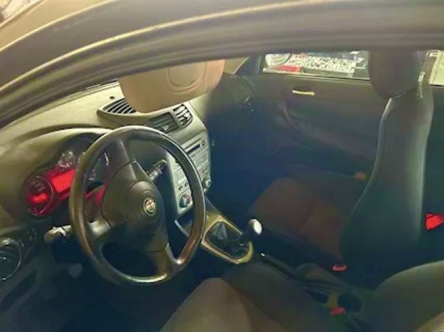 Alfa Romeo 147 1.6 16V TS (105) 3 porte Distinctive - foto 2 di 5
