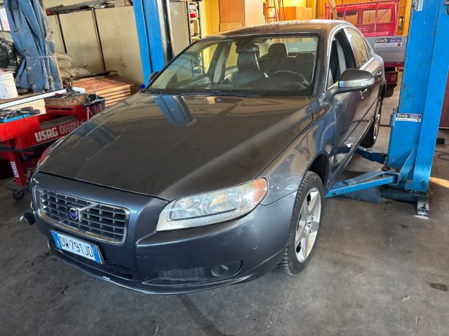 Volvo S80 2.4 D5 205 CV aut. Executive, del 2009, 265.000 km, in vendita a Asigliano Veneto (VI)