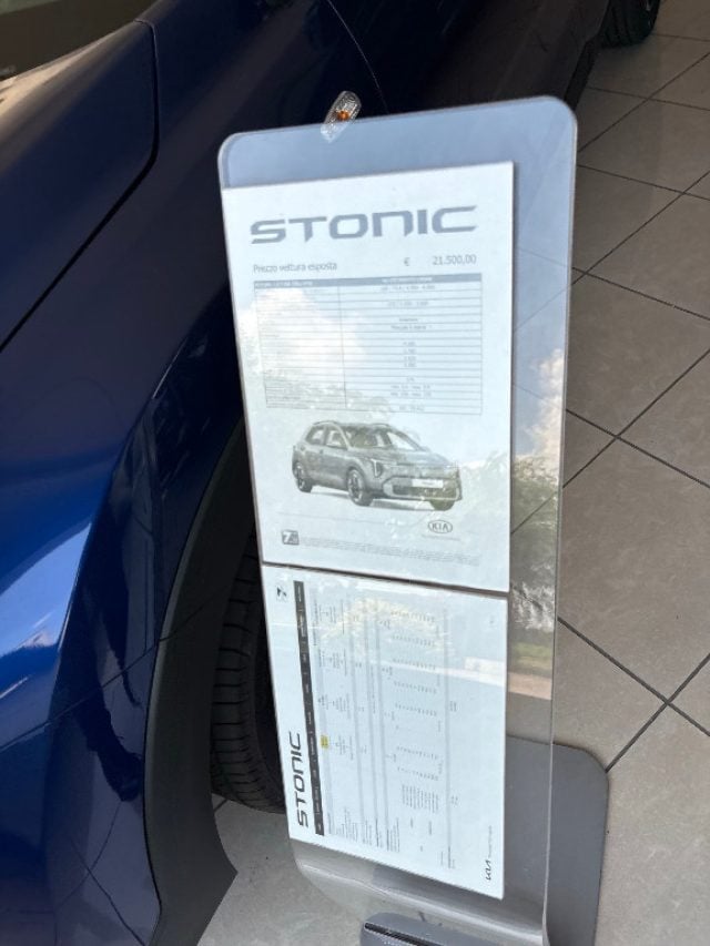 Kia Stonic 1.0 T-GDi 100 CV MHEV DCT Black Edition - foto 3 di 4