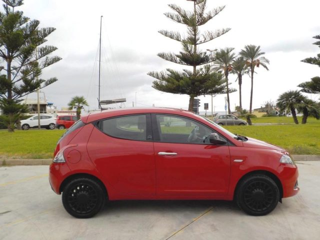 Lancia Ypsilon 1.0 FireFly 5 porte S&S Hybrid Ecochic Silver - foto 4 di 4