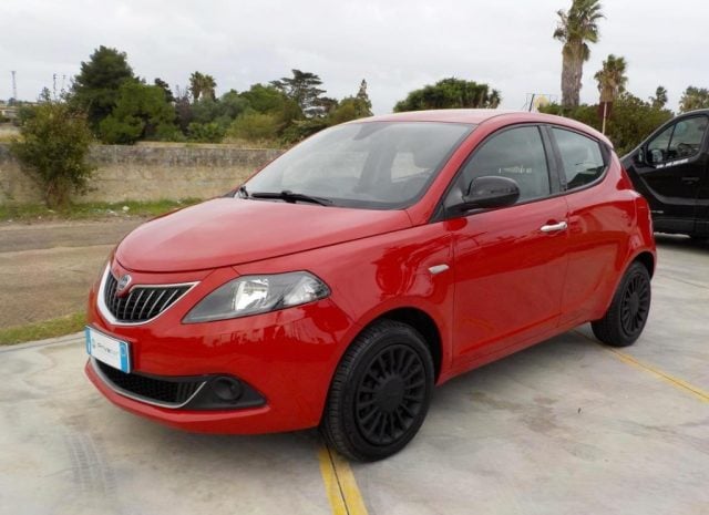 Lancia Ypsilon 1.0 FireFly 5 porte S&S Hybrid Ecochic Silver, del 2021, 81.000 km, in vendita a Gallipoli (LE)