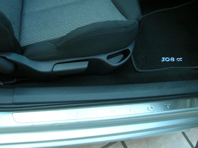 Peugeot 308 1.6 HDi 112CV CC Féline, del 2010, 193.000 km, in vendita a Montemesola (TA)