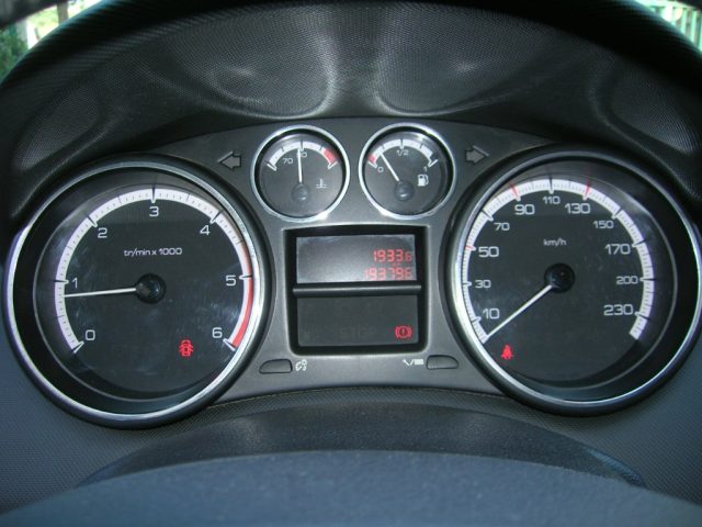 Peugeot 308 1.6 HDi 112CV CC Féline usato a MONTEMESOLA