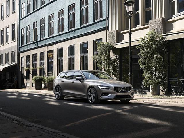 Volvo V60 D3 Geartronic Inscription*NAVI/PELLE/CRUISE*, del 2018, 298.000 km, in vendita a Bozzolo (MN)
