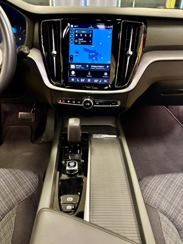 Volvo V60 B4 (d) automatico Core UNIPRO - KM CERTIFICATI, del 2023, 89.000 km, in vendita a Bozzolo (MN)