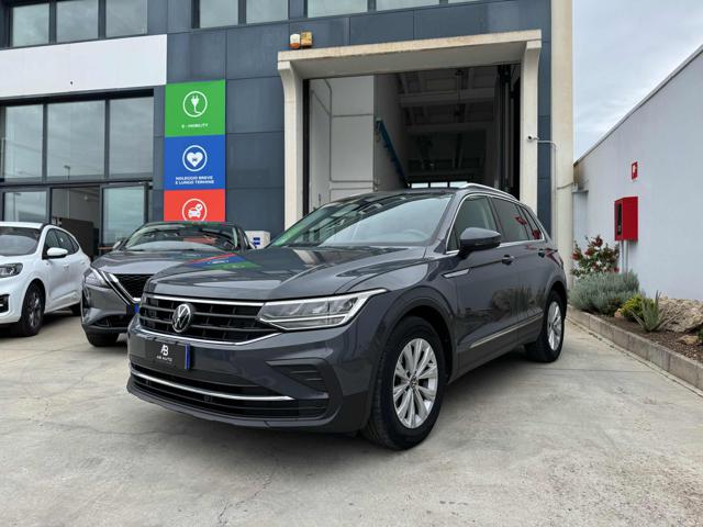 Volkswagen Tiguan 2.0 TDI 150 CV SCR DSG Life usato a MELPIGNANO