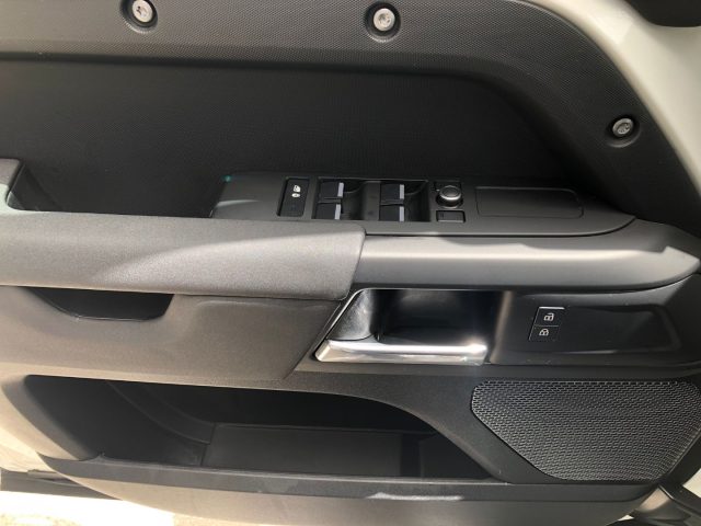 Land Rover Defender 110 2.0 SD4 240CV AWD Auto S usato a POTENZA