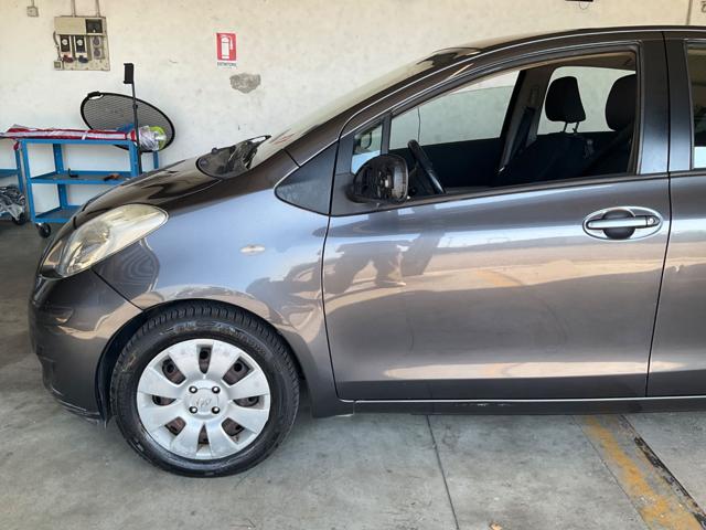 Toyota Yaris 1.0 5 porte - foto 3 di 4