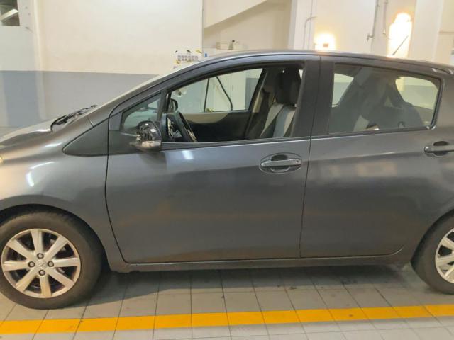 Toyota Yaris 1.0 5 porte Lounge - foto 3 di 4