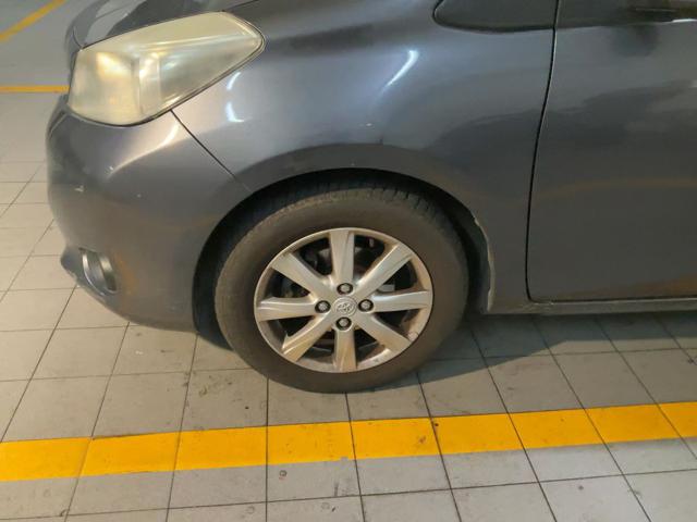 Toyota Yaris 1.0 5 porte Lounge - foto 2 di 4