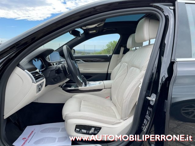 BMW 730 d 265cv XDrive Eccelsa (Tetto/ParkAss./Navi/Retro), del 2018, 117.000 km, in vendita a Castellaneta (TA)