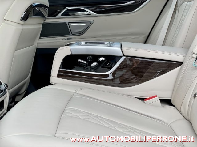 BMW 730 d 265cv XDrive Eccelsa (Tetto/ParkAss./Navi/Retro), del 2018, 117.000 km, in vendita a Castellaneta (TA)