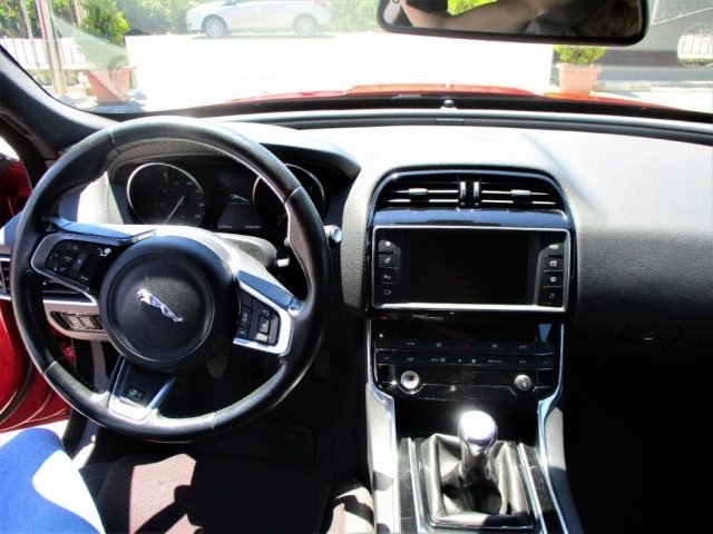 Jaguar XE 2.0 D Turbo 180CV Portfolio - foto 3 di 4