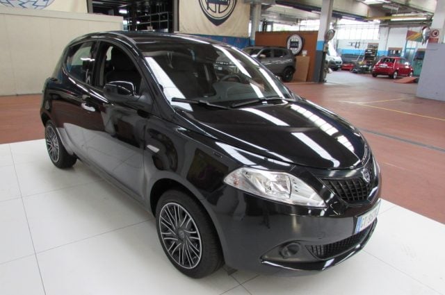 Lancia Ypsilon 1.0 FireFly 5 porte S&S Hybrid Oro - foto 3 di 4