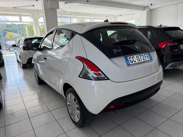 Lancia Ypsilon 1.0 FireFly 5 porte S&S Hybrid Ecochic Silver - foto 3 di 12