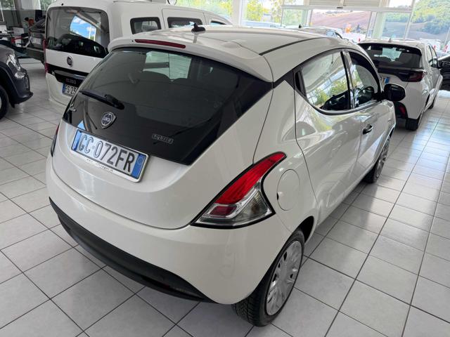 Lancia Ypsilon 1.0 FireFly 5 porte S&S Hybrid Ecochic Silver - foto 4 di 12