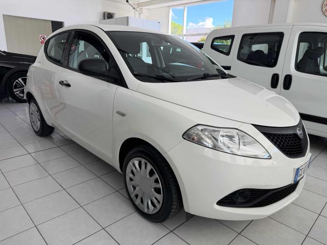 Lancia Ypsilon 1.0 FireFly 5 porte S&S Hybrid Ecochic Silver - foto 2 di 12