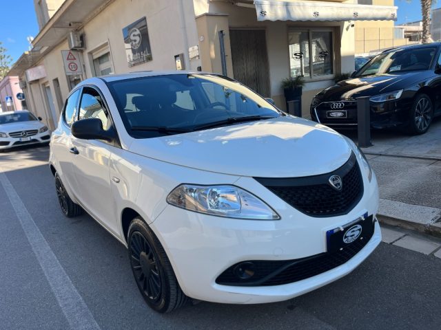 Lancia Ypsilon 1.0 Hybrid *Black Edition* - foto 2 di 4