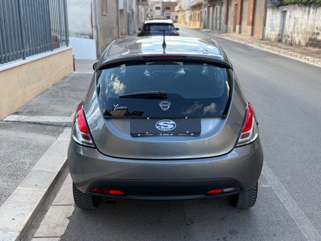 Lancia Ypsilon 1.2 69 CV 5 porte Silver - foto 3 di 4