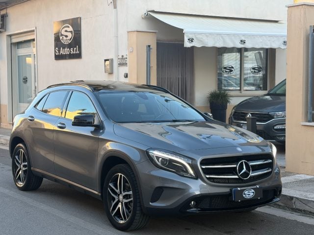 Mercedes-Benz GLA 200 d Automatic Enduro *Tetto*, del 2016, 181.000 km, in vendita a San Michele Salentino (BR)