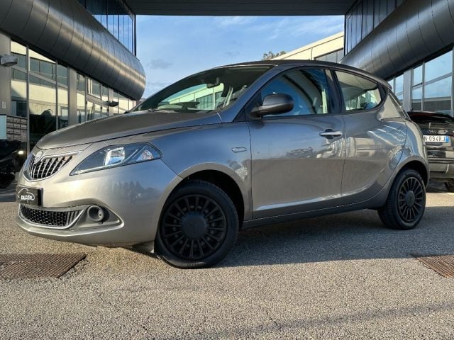 Lancia Ypsilon 1.0 FireFly 5P. S&S Hybrid Ecochic Silver, del 2022, 101.900 km, in vendita a Cesenatico (FC)