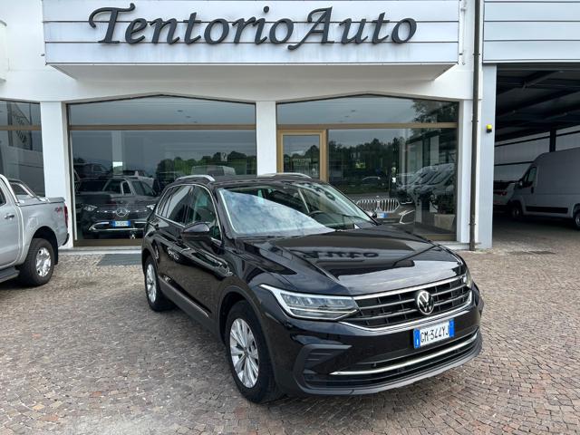 Volkswagen Tiguan 2.0 TDI 150 CV SCR DSG Life, del 2023, 41.000 km, in vendita a Garbagnate Monastero (LC)