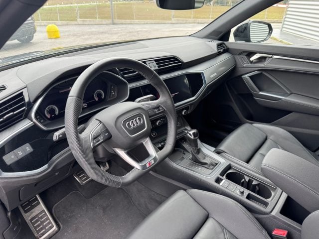 Audi Q3 SPB 35 TDI Stronic Identity Black S-line SPORTBACK - foto 3 di 4