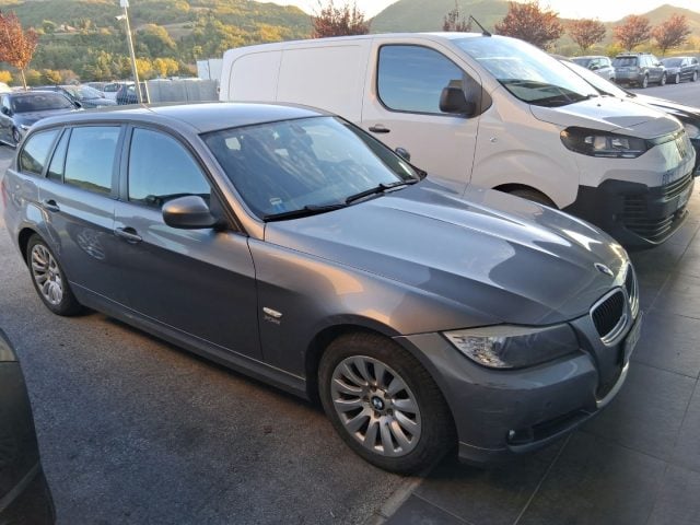 BMW 320 d cat xDrive Touring Attiva 4x4 - foto 2 di 4
