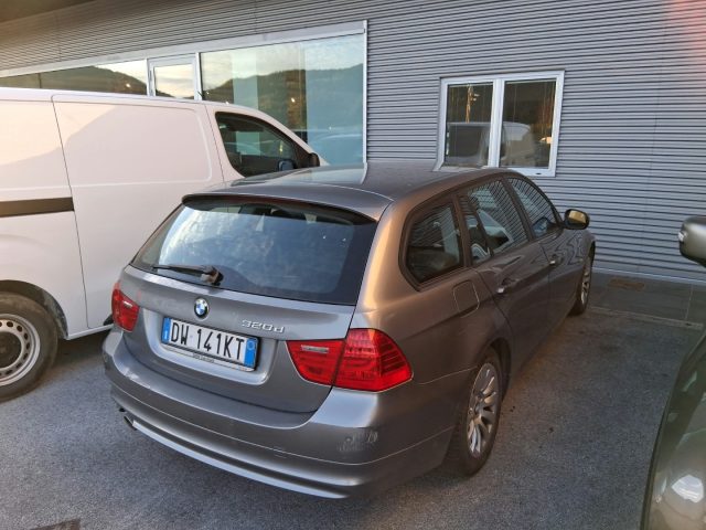 BMW 320 d cat xDrive Touring Attiva 4x4 - foto 3 di 4