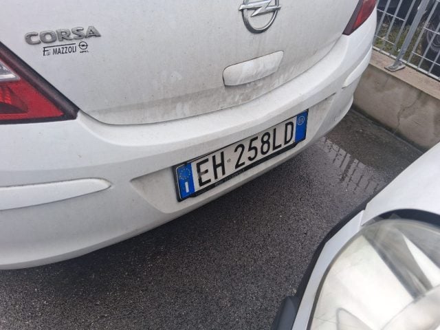 Opel Corsa 1.2 85CV 5 porte Club ok Neopatentati - foto 4 di 4