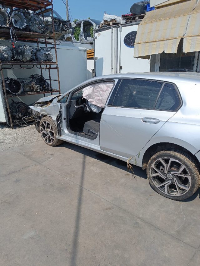 Volkswagen Golf 8 DSG 2.0TDI 150CV 5p. BlueMotion Technology usato a MELPIGNANO