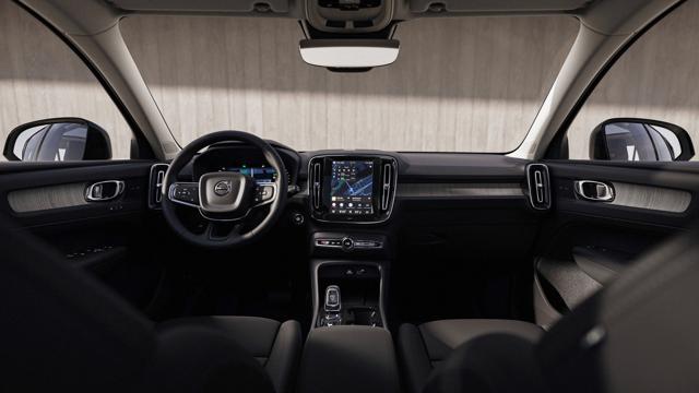 Volvo XC40 B3 PLUS DARK AUTOMATICA - foto 2 di 4