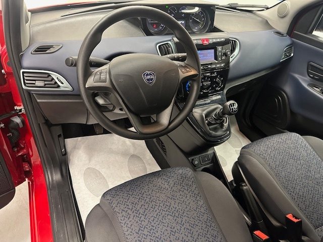 Lancia Ypsilon 3ª serie - 1.0 FireFly 5 porte S&S Hybrid Oro, del 2024, 10.850 km, in vendita a Prato (PO)