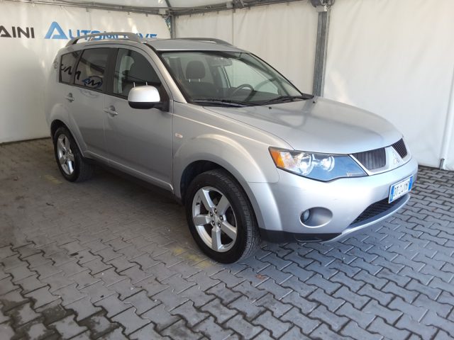 Mitsubishi Outlander 2.0 DI-D 140cv Instyle 4WD 7 POSTI - foto 2 di 14