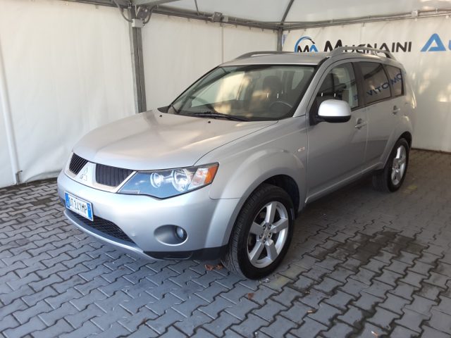 Mitsubishi Outlander 2.0 DI-D 140cv Instyle 4WD 7 POSTI - foto 3 di 14