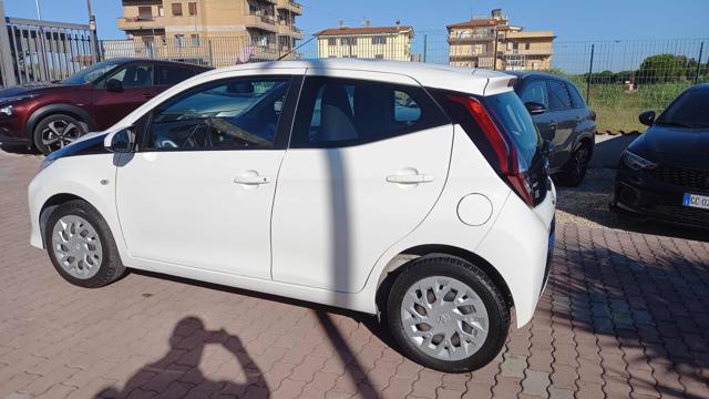 Toyota Aygo Connect 1.0 VVT-i 72CV 5 porte - foto 3 di 4