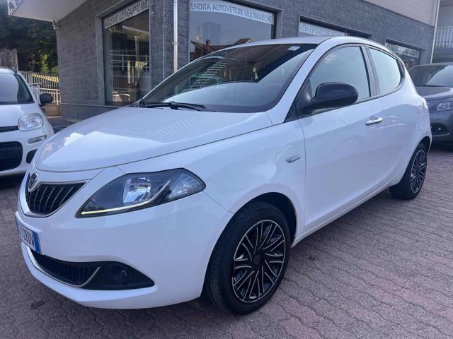 Lancia Ypsilon 1.0 FireFly 5 porte S&S Hybrid Oro, del 2023, 49.900 km, in vendita a Rivoli (TO)