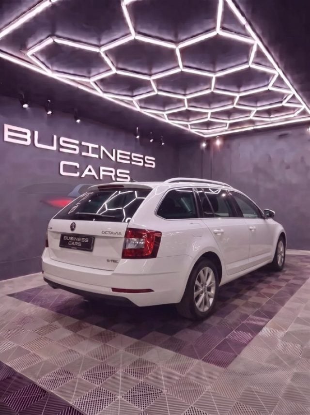 Skoda Octavia 1.5 DSG Wagon Ambition G-Tec - foto 2 di 4