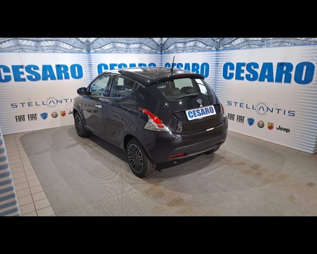 Lancia Ypsilon 1.0 firefly hybrid Platino s&s 70cv - foto 4 di 4