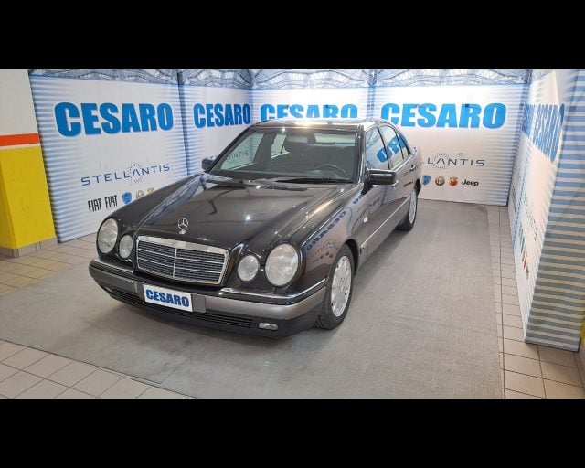 Mercedes-Benz E 200 k Elegance - foto 2 di 4