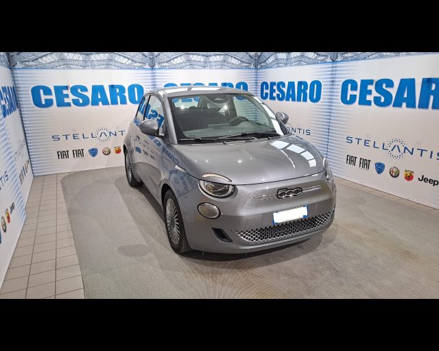 Fiat 500e 42 kWh 120cv, del 2025, 8.725 km, in vendita a Pont-Saint-Martin (AO)
