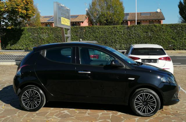 Lancia Ypsilon 1.0 FireFly 5 porte S&S Hybrid Silver - foto 2 di 4