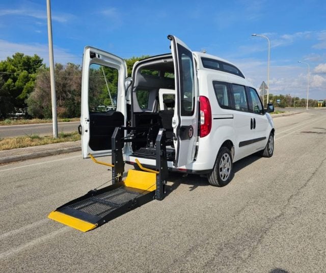 Fiat Doblo Doblò 1.6 MJT 120CV S&S L1H2 M1 Lounge DISABILI usato a MARUGGIO