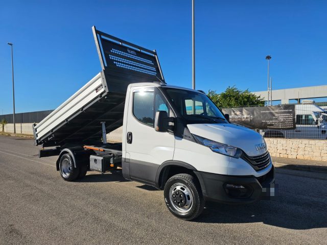 Iveco Daily 35C14H passo 3450 quad-tor RG RIBALTABILE TRILATER, del 2023, 45.874 km, in vendita a Maruggio (TA)