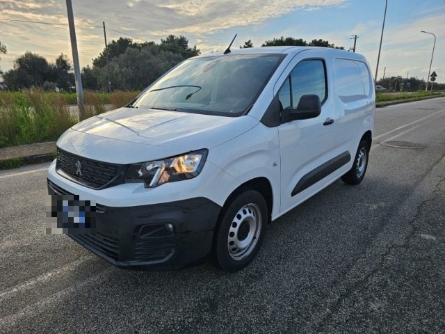 Peugeot Partner BlueHDi 100 S&S PC Premium, del 2021, 20.859 km, in vendita a Maruggio (TA)