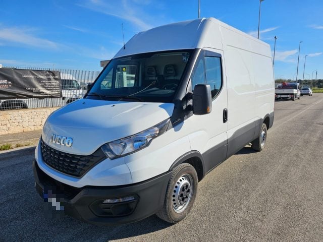 Iveco Daily 35S12V 2.3 HPT PM-TM Furgone Passo 3520, del 2020, 31.859 km, in vendita a Maruggio (TA)