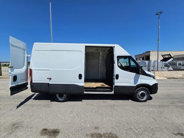 Iveco Daily 35S12V 2.3 HPT L3H2 Furgone Passo 3520 - foto 4 di 4