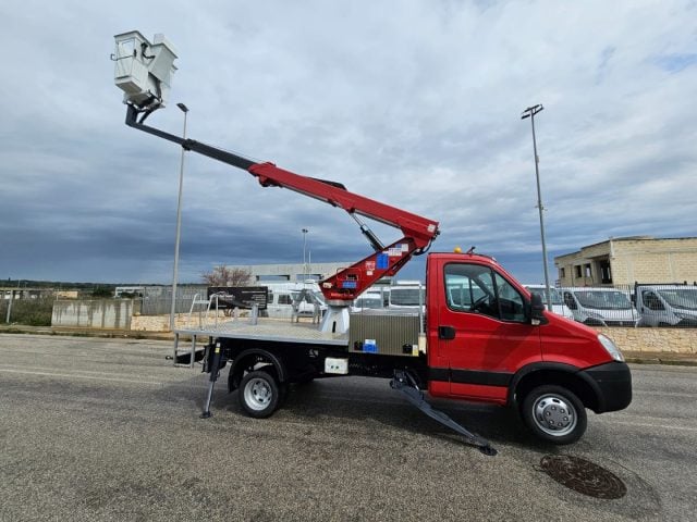 Iveco Ecodaily 35C10 2.3 PIATTAFORMA CON CESTELLO, del 2009, 5.253 km, in vendita a Maruggio (TA)