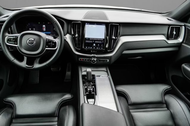 Volvo XC60 T8 Recharge Plug-in Hybrid AWD R-design - foto 3 di 4